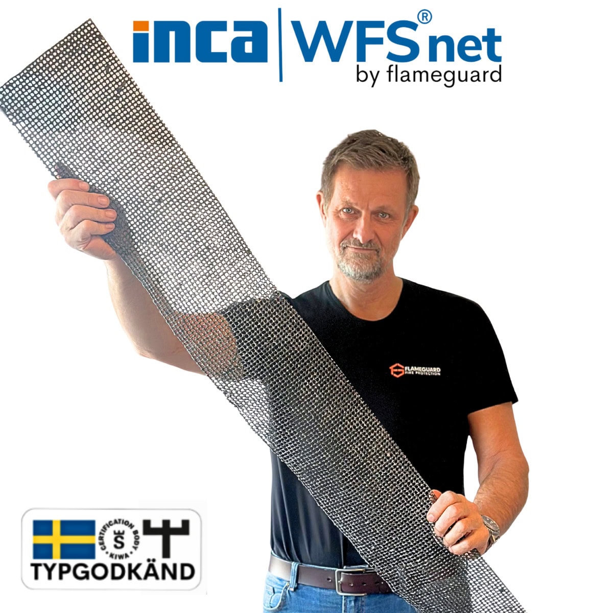 Montör som håller en längd av brandskyddsnätet INCA WFS net, ett typgodkänt brandnät för luftspalter i takfot och fasad.