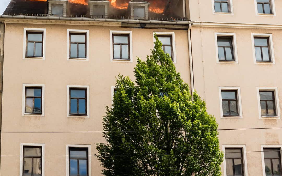 Brand på vinden i flerbostadshus – visar riskerna med brandskydd som saknar verifierad EI-funktion