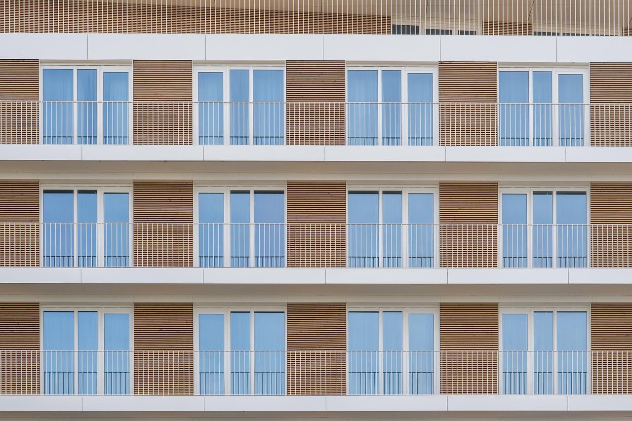 Ventilerad fasad på flerbostadshus med luftspalt bakom träpanel, exempelbild från Pixabay