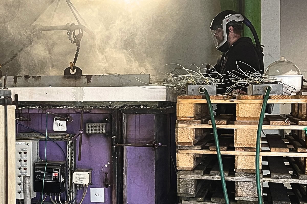 Brandprovning i testugn hos DBI – tekniker övervakar temperaturgivare och mätutrustning under EN-klassad provning.