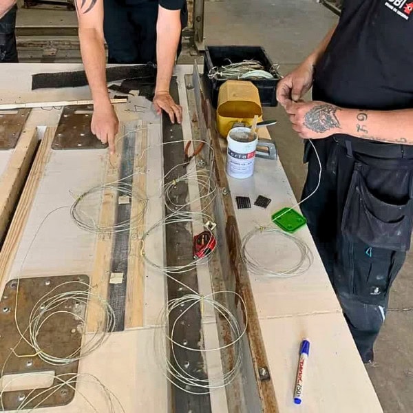 Material och mätkablar i en testuppställning för provning av brandskydd i luftspalter vid ackrediterat laboratorium.