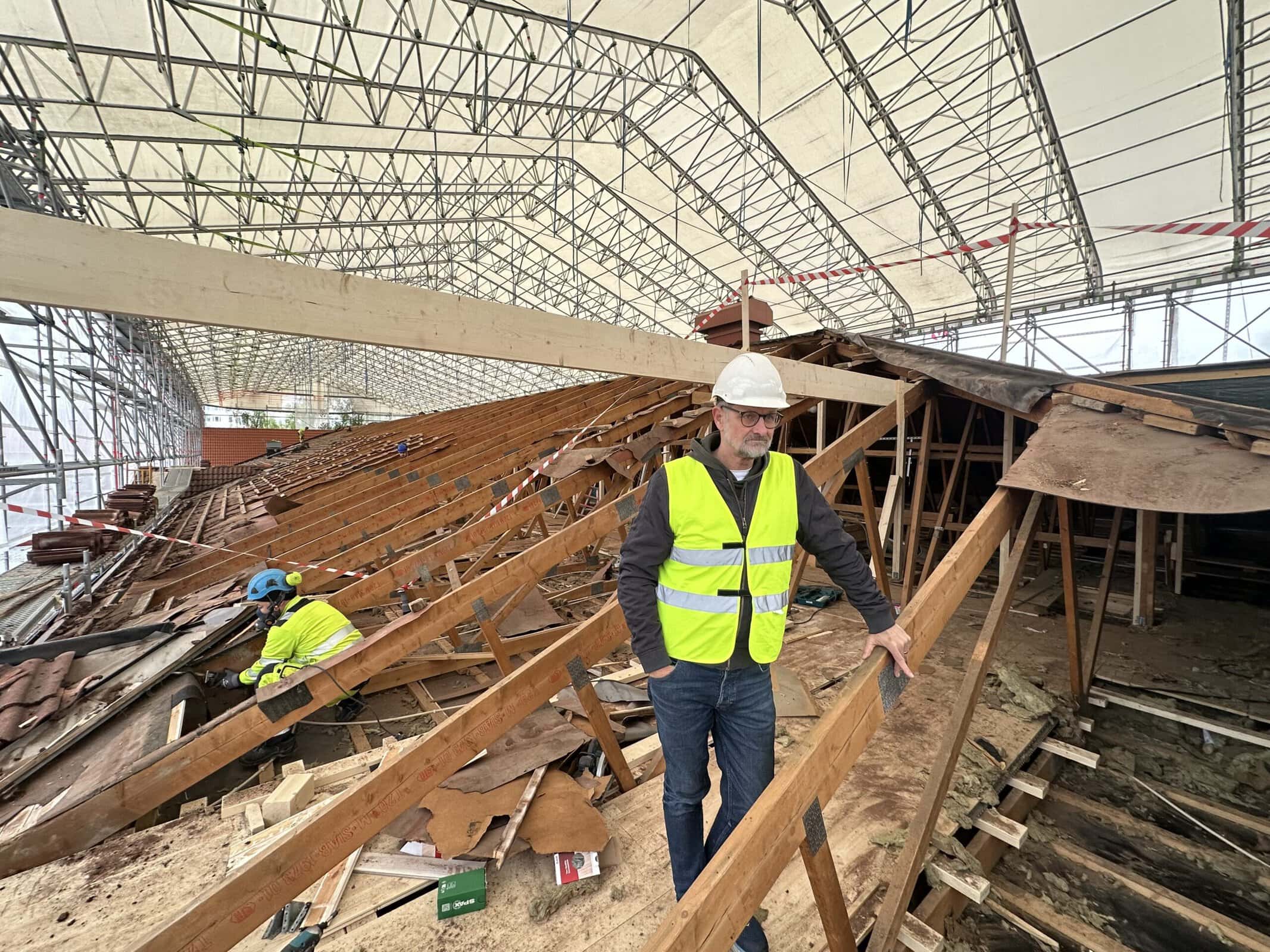 Öppnad takkonstruktion i äldre flerbostadshus under renovering.